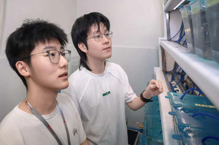 1788421825134656.jpg 青年学子走近前沿科创产业2.jpg